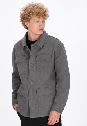 Grau Wolljacke mit Kragen, zwei Brusttaschen und vorderen Knöpfen. Glatte Textur mit einem leicht strukturierten Design.