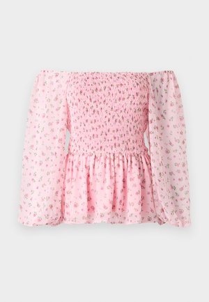Blusa off-the-shoulder em rosa claro com corpete franzido, mangas balão translúcidas e um padrão floral em rosa escuro e acentos verdes.