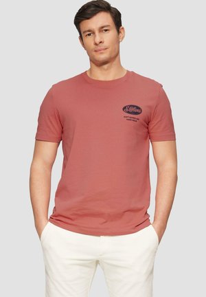 MIT FRONT UND ARTWORK - Print T-shirt - korallrot