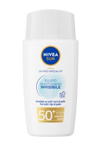 Crema solare Nivea Sun, bottiglia bianca con coperchio trasparente, presenta testo blu e oro, indicando SPF 50+, texture leggera e invisibile.