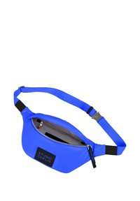 Bolsa de cintura de tela azul con un compartimento con cremallera, correa ajustable y un parche negro con el logo que muestra "STUDIO BERLIN."