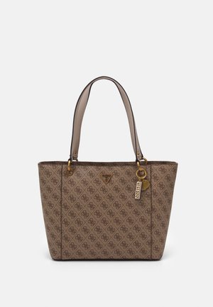 Bruine patterned tote tas met dubbele handvatten, goudkleurige bedels waaronder een label gegraveerd met "GUESS," en een klein driehoekig logoplaatje.
