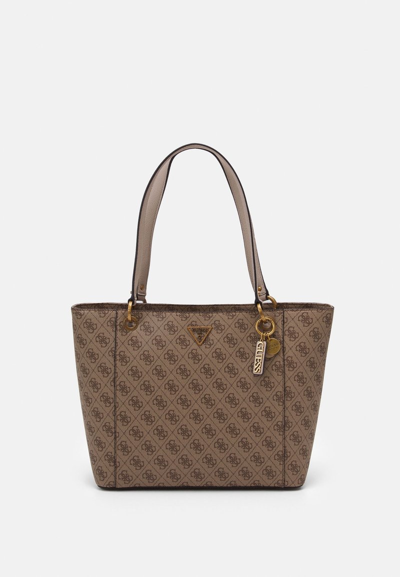 Sac cabas marron à motifs avec doubles poignées, charms dorés comprenant une étiquette gravée avec "GUESS," et une petite plaque logo triangulaire.