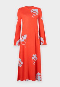 Abito lungo a maniche lunghe di maglia rossa con una vestibilità rilassata, caratterizzato da delicate fantasie floreali azzurro chiaro. Il collo è rotondo e la gonna scorre dolcemente.