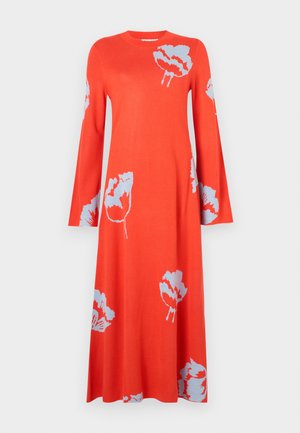 Abito lungo a maniche lunghe di maglia rossa con una vestibilità rilassata, caratterizzato da delicate fantasie floreali azzurro chiaro. Il collo è rotondo e la gonna scorre dolcemente.