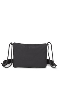 Černá crossbody taška vyrobená z texturované tkaniny, vybavená dvěma nastavitelnými popruhy a jednoduchým obdélníkovým tvarem bez viditelného hardwaru.