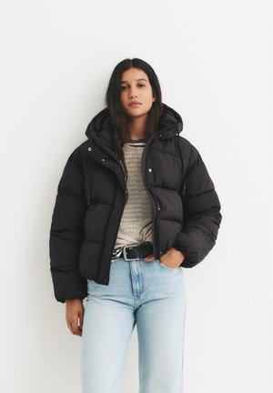 PULL&BEAR QUILTED WITH HOOD - Téli dzseki - black
