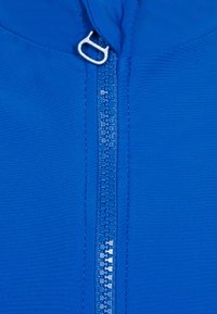 Tecido azul com fecho éclair, apresentando uma textura suave. Possui uma pista de fecho éclair proeminente e um design elegante e ajustado.