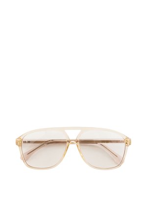 Lichtbruine transparante aviator-achtige bril met dubbele brug en heldere glazen, van voren weergegeven op een witte achtergrond.