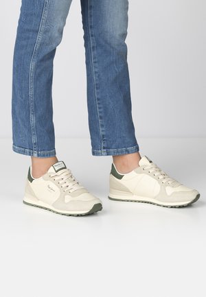 Beige sneakers med gröna accenter; tillverkade av släta och mockamaterial; snörningsdesign; gummisula; har en logopatch på tungan.