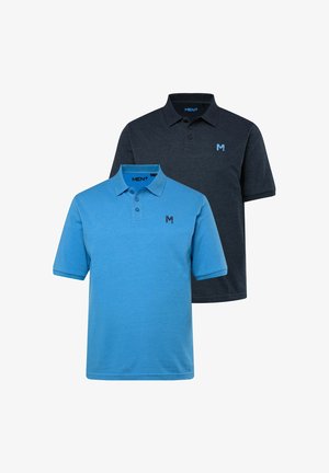 Dvě polo trička: jedno světle modré a jedno tmavě šedé. Obě mají krátké rukávy, límec a malé logo na hrudi. Bavlněný materiál.