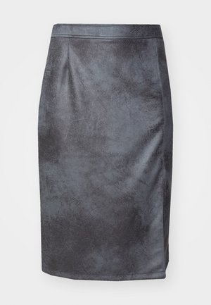 Pelēka mākslīgās ādas zīmuļsvārki ar gludu tekstūru, augsto jostasvietu un šķiršanu kreisajā pusē. Nav redzamu pievēršanu vai rakstu.