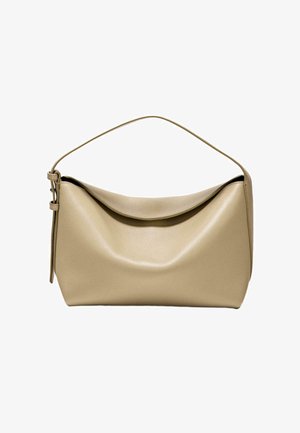 Beżowa skórzana torba na ramię o zakrzywionym kształcie, z klapką i pojedynczym regulowanym paskiem. Gładka tekstura, minimalne detale.