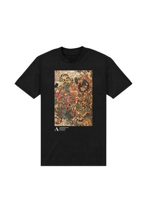 T-shirt en coton noir avec un motif imprimé représentant un guerrier, des tigres et du feuillage aux couleurs vives et aux motifs détaillés. Logo du musée en bas.