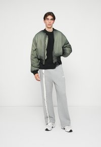 Atelier de roupa GUARD JACKET UNISEX - Bomber dzseki - khaki