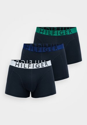 Tre par mørke boxer shorts med kontrastfarvede elastiske taljer: grøn, blå og hvid, hver med "HILFIGER" i fed skrift.