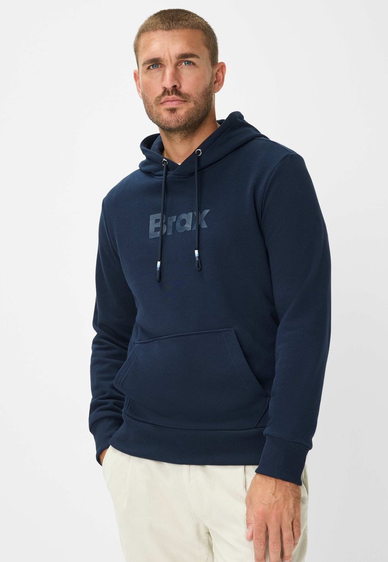 Felpa con cappuccio di colore blu navy in morbido materiale, con tasca a marsupio frontale e stampa del logo in una tonalità più scura sul petto.