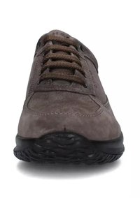 Sneaker in suede marrone con punta arrotondata, lacci testurizzati, suola in gomma nera e dettagli di cucitura discreti sulla parte superiore.