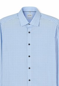 Hellblaues Hemd mit feinem geometrischem Muster, schwarzen Knöpfen und einem Haifischkragen. Hergestellt aus einem weichen, dehnbaren Stoff.