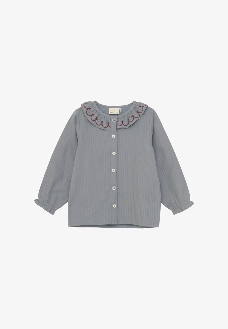 Camicia a righe grigia con maniche lunghe, colletto arricciato in bordeaux e chiusura con bottoni davanti. Tessuto morbido con dettagli di trama sottili.