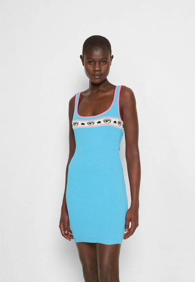 Geribbelde, aansluitende jurk in levendig blauw, met een brede halslijn en contrasterende roze bandjes. Decoratieve zwarte grafische band rond de borst.