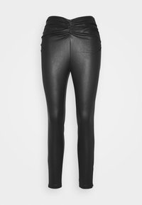 Leggings neri in ecopelle elasticizzata, con una cintura alta arricciata e vestibilità slim, texture liscia e lunghezza fino alla caviglia.