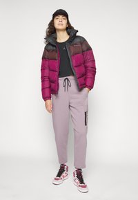 Nike Sportswear Pantaloni cargo - purple smoke