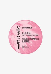 Poudre libre dans un emballage rose doux. Le design circulaire présente un texte blanc avec le nom du produit et le logo de la marque, sur un fond texturé rose.