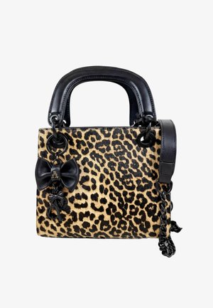 Borsa a stampa leopardata con manici in pelle nera, tracolla staccabile e ciondolo a fiocco nero con lettera "A" dorata.