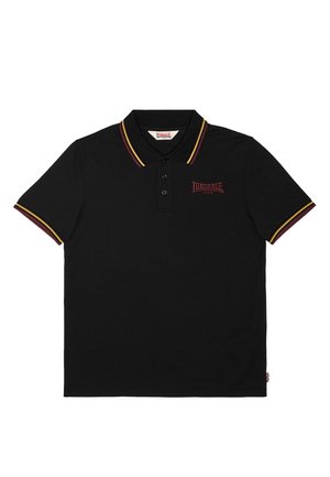 Černé polo tričko s tříknopovým zapínáním, žlutými a vínovými pruhy na límci a rukávech a červeným logem Lonsdale London na hrudi.