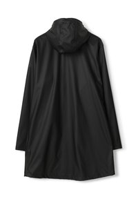 Musta vedenpitävä takki, jossa on huppu, pitkät hihat ja suora leikkaus. Silkkinen pinta ja minimaaliset yksityiskohdat kankaassa.