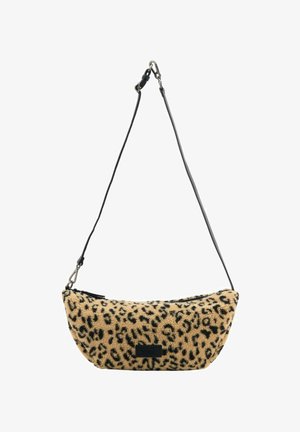 Sac à épaule en imprimé léopard avec une texture duveteuse, une forme courbée, des accents noirs et une bandoulière amovible. Fermeture éclair sur le dessus.