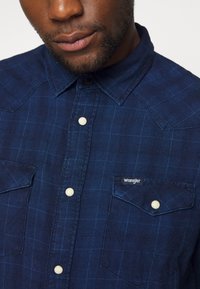 Wrangler WESTERN  - Camisa - mid indigo