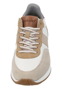 Vita och beige sneaker med ovandel av mocka och läder, rund tå, beige accentrand och ljusgrå foder. Brun logotyp på tungan.