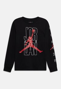 Schwarzes Langarmshirt mit fettem weißen Schriftzug "JORDAN" und rotem Silhouettenlogo auf der Vorderseite, zusätzlich mit Text auf den Ärmeln.