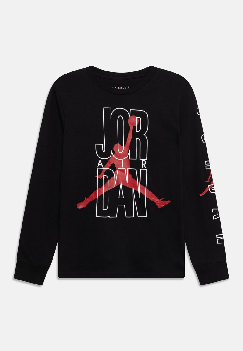 Schwarzes Langarmshirt mit fettem weißen Schriftzug "JORDAN" und rotem Silhouettenlogo auf der Vorderseite, zusätzlich mit Text auf den Ärmeln.