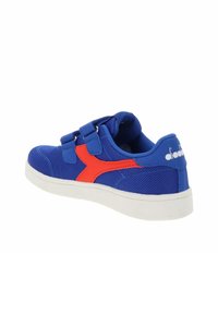 Blauwe sportschoen met bovenwerk van mesh en oranje accenten. Voorzien van twee klittenbandsluitingen, een rubberen zool en een logo op de hiel.