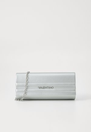 Zilverkleurige metallic cluth met ketting hengsel, voorzien van gegraveerde horizontale lijnen en de merknaam "VALENTINO" prominent weergegeven.