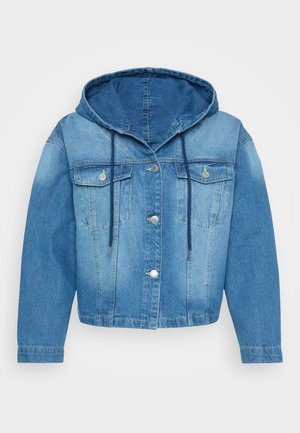 Chaqueta de mezclilla con capucha en tonos azules variados. Presenta un cierre de botones en el frente, dos bolsillos en el pecho y cordones ajustables en la capucha.