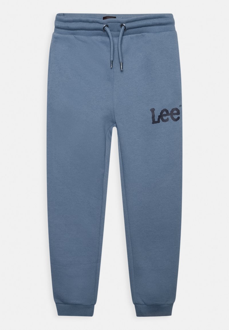 Pantalones de chándal de algodón azules con cinturilla ajustable y puños de canalé, con un logo negro "Lee" impreso en el muslo izquierdo.