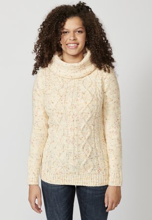 Pull crème à col bénitier avec un motif en tricot à torsades texturé, parsemé d'accents de couleur, et des poignets côtelés. Assorti avec un jean foncé.