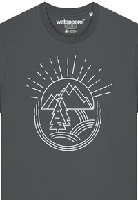 Grijze katoenen t-shirt met een witte lijntekening van bergen, een boom en golven met stralende lijnen erboven.