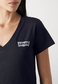 Levi's® PERFECT VNECK - Paprasti marškinėliai - caviar