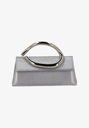Silberne Satin-Clutch mit gebogenem Metallgriff, dreieckiger Form, flachem Klappverschluss und glatter Textur. Minimale Nahtdetails.