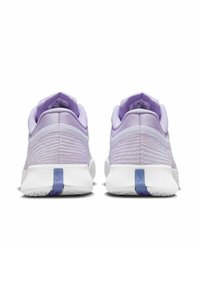 Chaussures de sport violettes avec un dessus en tricot texturé et une semelle intermédiaire blanche. Elles présentent un accent bleu au niveau du talon et une semelle arrondie et rembourrée.