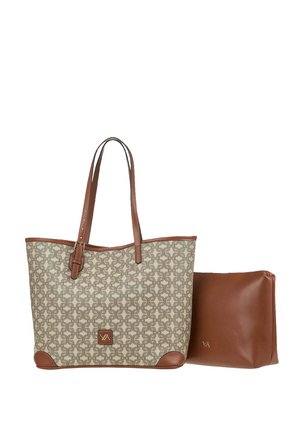 Borsa tote beige con motivo, manici e rifiniture in pelle marrone, accompagnata da una pochette marrone in pelle con zip coordinata.