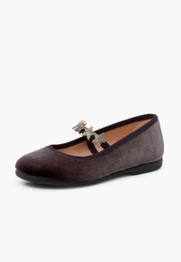 Bailarinas de terciopelo gris con punta redondeada y una correa que presenta tres acentos de estrella brillantes. Textura suave y suela flexible.