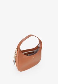 Bolso de shoulder de cuero marrón con forma curvada, herrajes dorados y charms decorativos. Presenta un cierre con cremallera y un interior forrado de tela.