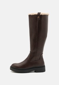Bottes synthétiques marron hauteur genou avec doublure en fausse fourrure, finition texturée, couture sur le côté et semelle en caoutchouc noir solide pour une meilleure adhérence.