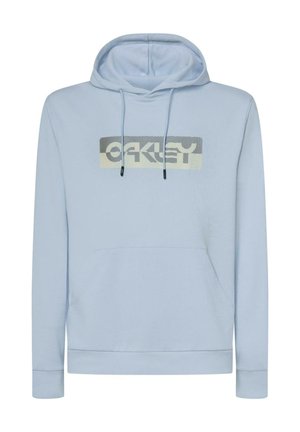 Lichtblauwe hoodie met een voorzak in kangoeroestijl en een rechthoekig grafisch logo met de tekst "Oakley" in grijs- en crèmekleuren.